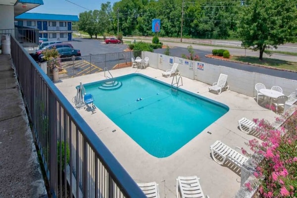 Foto van 1 tweepersoonsbed (queensize) | Roken mogelijk - Vakantiehuis in Russellville - Pool