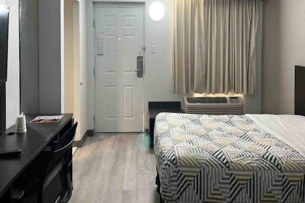 Foto van 1 kingsize bed | Badkuip met mobiele toegang | Keuken - BedRoom