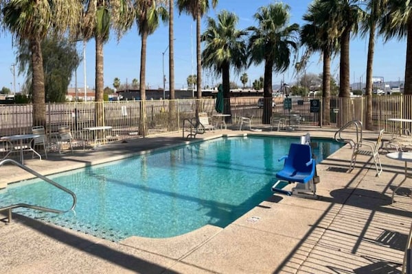 Foto van 1 kingsize bed | Rookvrij, Keuken - Vakantiehuis in Phoenix - Pool