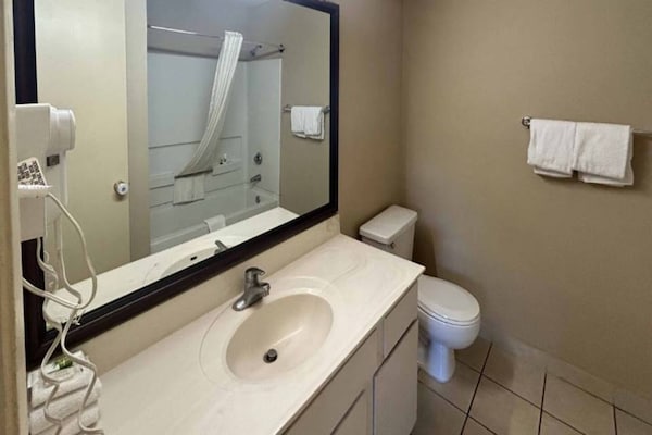 Foto van 1 tweepersoonsbed (queensize) | Niet-roken, koelkast (Micfridge) - BathRoom
