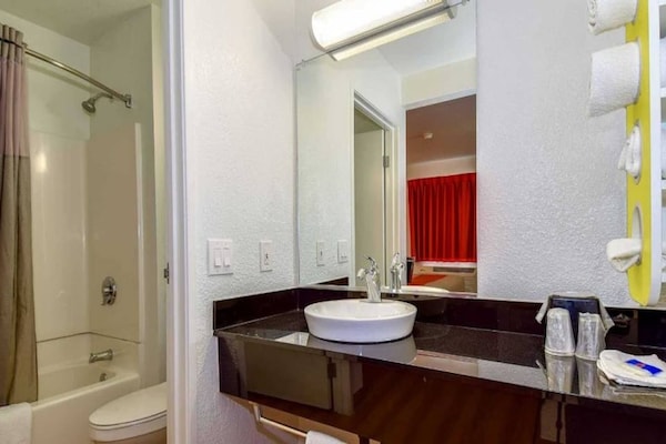 Foto van 1 tweepersoonsbed (Queensize) | Rolstoeltoegankelijk bad (Nsmk) - BathRoom