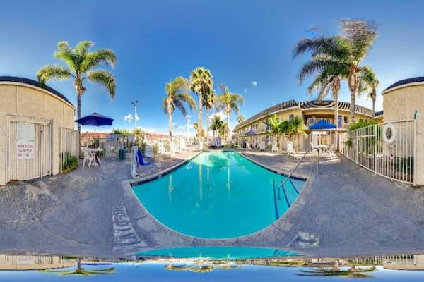 Foto van 1 tweepersoonsbed (Queensize) | Rolstoeltoegankelijk bad (Nsmk) - Pool
