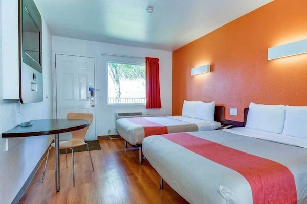 Foto van 2 tweepersoonsbedden | Nieuw ontworpen, NSMK, Bekijk - BedRoom