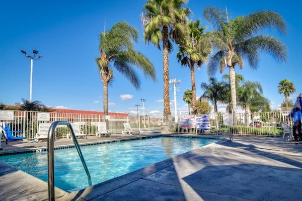 Foto van 2 tweepersoonsbedden | Roken toegestaan - Vakantiehuis in Riverside - Pool