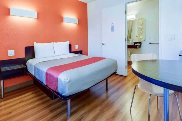 Foto van 1 tweepersoonsbed (queensize) | Toegankelijk voor mindervaliden/badkuip/roken - BedRoom