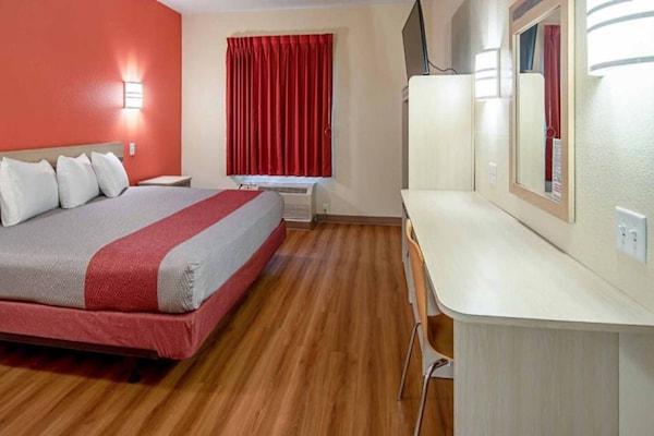 Foto van 1 kingsize bed | Toegankelijk voor mindervaliden | Douche | Nsmk - BedRoom