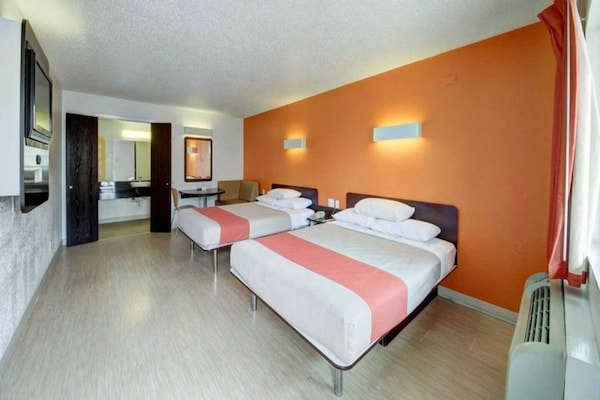 Foto van 2 tweepersoonsbedden (queensize) | Toegankelijk voor mindervaliden | Koelkast - BedRoom