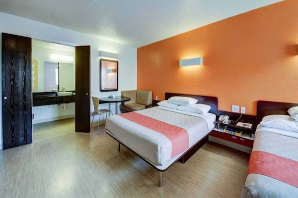 Foto van 2 tweepersoonsbedden (queensize) | Toegankelijk voor mindervaliden | Koelkast - BedRoom
