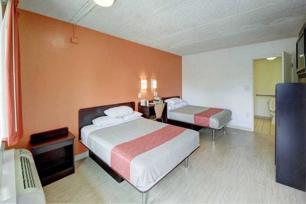 Foto van 2 tweepersoonsbedden (queensize) | Toegankelijk voor mindervaliden | Koelkast - BedRoom