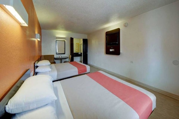 Foto van 2 tweepersoonsbedden (queensize) | Toegankelijk voor mindervaliden | Koelkast - BedRoom
