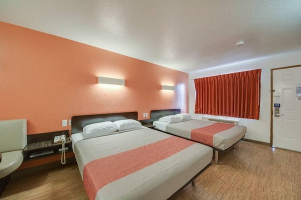 Foto van 2 tweepersoonsbedden (queensize) | Toegankelijk voor mindervaliden | Koelkast - BedRoom