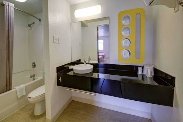 Foto van 2 tweepersoonsbedden (queensize) | Toegankelijk voor mindervaliden | Koelkast - BathRoom