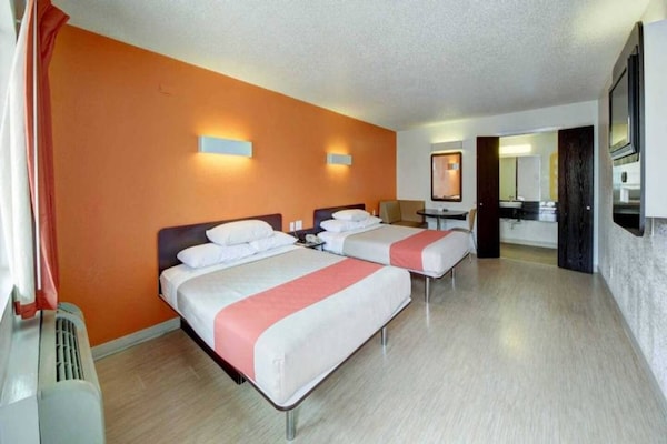 Foto van 2 tweepersoonsbedden (queensize) | Toegankelijk voor mindervaliden | Koelkast - BedRoom