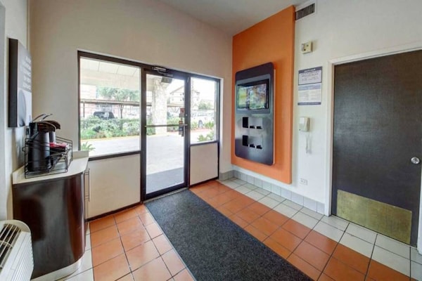 Foto van 2 tweepersoonsbedden (queensize) | Toegankelijk voor mindervaliden | Koelkast - FloorPlan