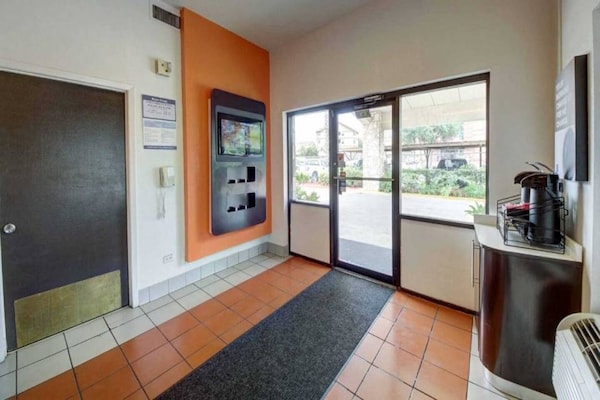 Foto van 2 tweepersoonsbedden (queensize) | Toegankelijk voor mindervaliden | Koelkast - FloorPlan
