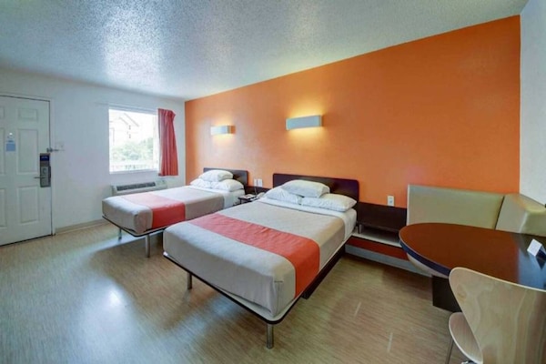 Foto van 2 tweepersoonsbedden (queensize) | Toegankelijk voor mindervaliden | Koelkast - BedRoom