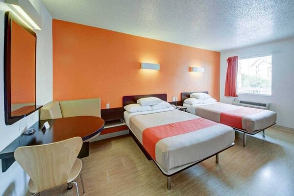 Foto van 2 tweepersoonsbedden (queensize) | Toegankelijk voor mindervaliden | Koelkast - BedRoom