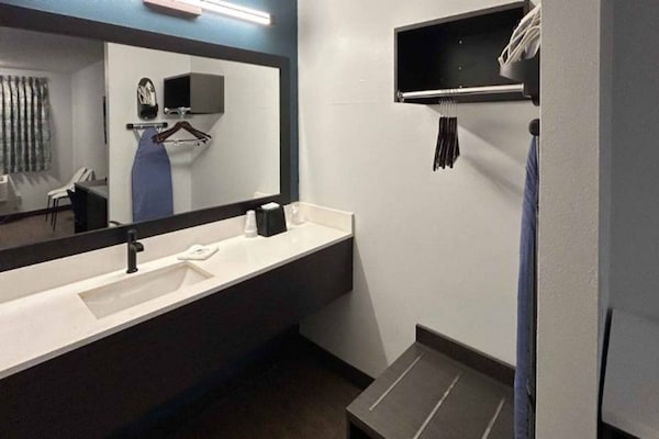 Foto van 1 kingsize bed | Rookvrij, koelkast - Vakantiehuis in Lake Elsinore - BathRoom