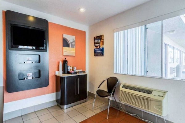 Foto van 1 tweepersoonsbed (queensize) | Roken mogelijk - Vakantiehuis in El Centro - FloorPlan