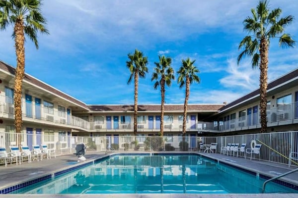Foto van 1 tweepersoonsbed (queensize) | Roken mogelijk - Vakantiehuis in El Centro - Pool