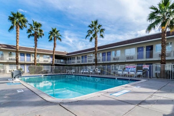 Foto van 2 tweepersoonsbedden | Roken toegestaan - Vakantiehuis in El Centro - Pool