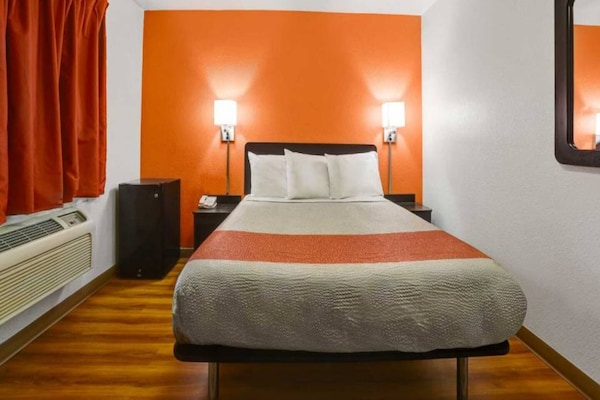 Foto van 1 tweepersoonsbed (queensize) | Roken toegestaan, koelkast (Mcfridge) - BedRoom