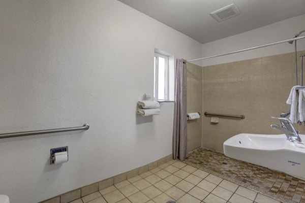 Foto van 1 tweepersoonsbed (queensize) | Roken toegestaan, koelkast (Mcfridge) - BathRoom