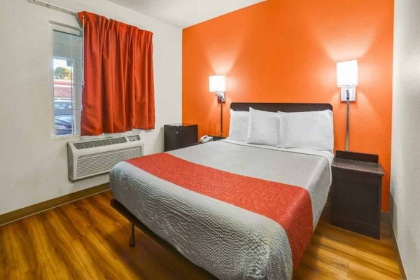 Foto van 1 tweepersoonsbed (queensize) | Roken toegestaan, koelkast (Mcfridge) - BedRoom