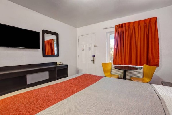 Foto van 1 tweepersoonsbed (queensize) | Roken toegestaan, koelkast (Mcfridge) - BedRoom