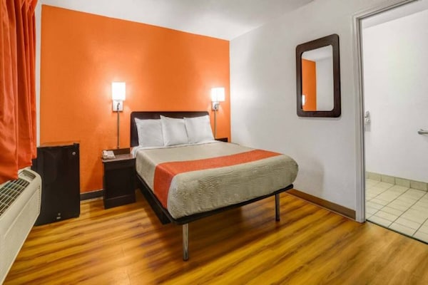 Foto van 1 tweepersoonsbed (queensize) | Roken toegestaan, koelkast (Mcfridge) - BedRoom