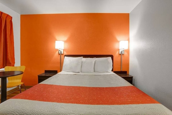Foto van 1 tweepersoonsbed (queensize) | Roken toegestaan, koelkast (Mcfridge) - BedRoom