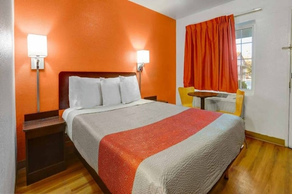 Foto van 1 tweepersoonsbed (queensize) | Roken toegestaan, koelkast (Mcfridge) - BedRoom