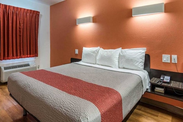 Foto van 1 kingsize bed | Roken toegestaan - Vakantiehuis in Texarkana TX - BedRoom