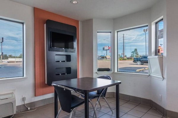 Foto van 2 tweepersoonsbedden | Roken toegestaan - Vakantiehuis in Texarkana TX - FloorPlan