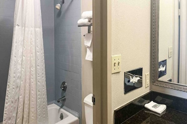 Foto van 2 Queensize Bedden | Ns | Koelkast - Vakantiehuis in Stafford - BathRoom