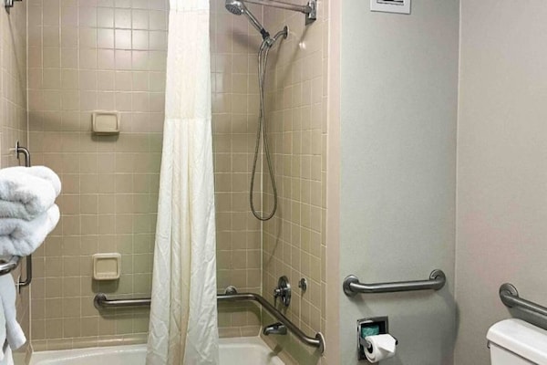 Foto van 2 Queensize Bedden | Ns | Koelkast - Vakantiehuis in Stafford - BathRoom