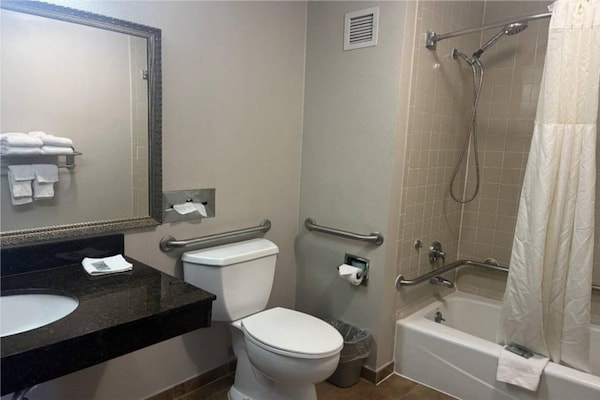Foto van 1 Queensize Bed | Roken | Koelkast - Vakantiehuis in Stafford - BathRoom