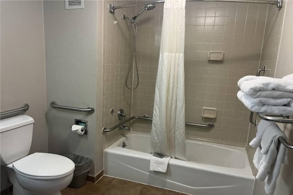 Foto van 1 Kingsize Bed | Roken | Koelkast - Vakantiehuis in Stafford - BathRoom