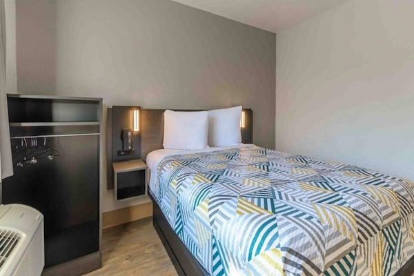 Foto van 1 tweepersoonsbed | Roken toegestaan, Keuken - Vakantiehuis in Hayward - BedRoom