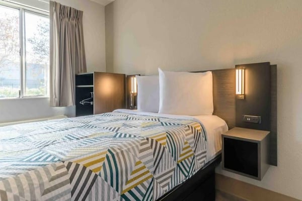 Foto van 1 tweepersoonsbed | Roken toegestaan, Keuken - Vakantiehuis in Hayward - BedRoom