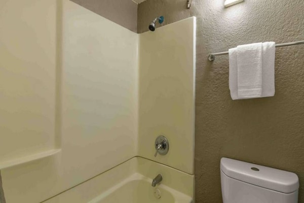 Foto van 1 tweepersoonsbed | Roken toegestaan, Keuken - Vakantiehuis in Hayward - BathRoom