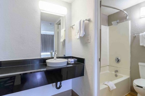 Foto van 1 tweepersoonsbed | Roken toegestaan, Keuken - Vakantiehuis in Hayward - BathRoom