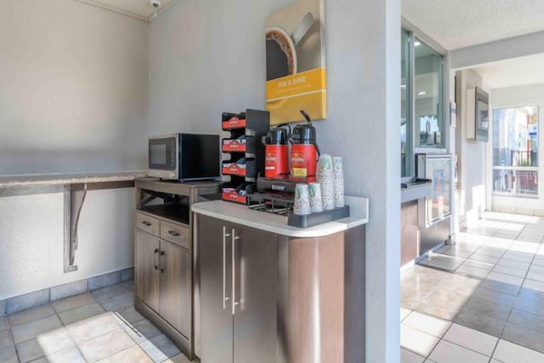 Foto van 1 tweepersoonsbed | Roken toegestaan, Keuken - Vakantiehuis in Hayward - Facilities