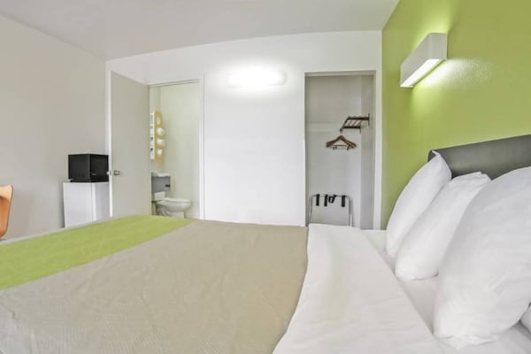 Foto van 1 tweepersoonsbed (queensize) | Roken toegestaan, koelkast (Mcfridge) - BedRoom