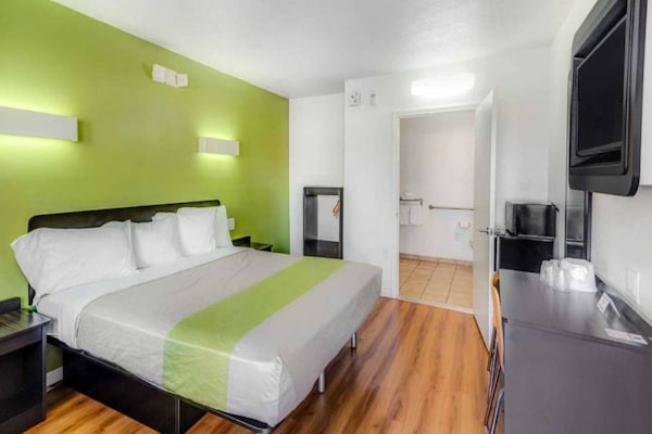 Foto van 1 tweepersoonsbed (queensize) | Roken toegestaan, koelkast (Mcfridge) - BedRoom