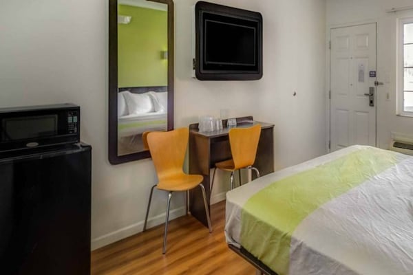 Foto van 1 tweepersoonsbed (queensize) | Roken toegestaan, koelkast (Mcfridge) - BedRoom