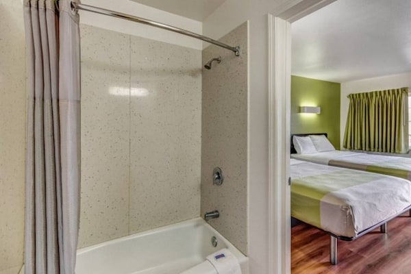 Foto van 1 tweepersoonsbed (queensize) | Roken toegestaan, koelkast (Mcfridge) - BedRoom