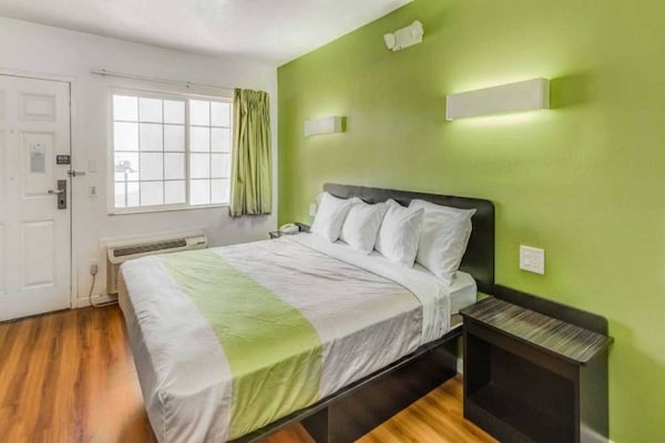 Foto van 1 tweepersoonsbed (queensize) | Roken toegestaan, koelkast (Mcfridge) - BedRoom
