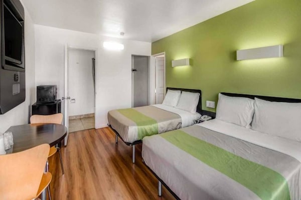 Foto van 2 tweepersoonsbedden (queensize) | Niet-roken, koelkast (Micfridge) - BedRoom