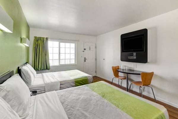Foto van 2 tweepersoonsbedden (queensize) | Niet-roken, koelkast (Micfridge) - BedRoom